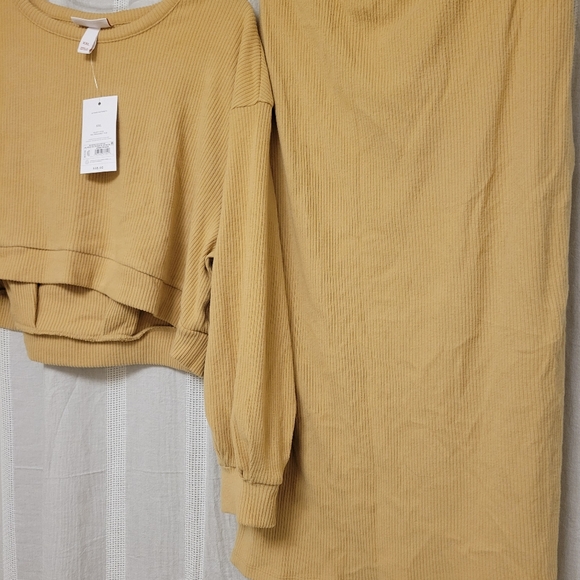 NWT Ingrid+Isabel Maternity Cropped Sweater and Skirt - Picture 3 of 13